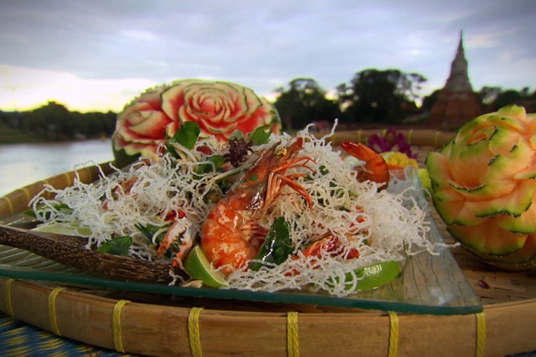 Crispy noodles with prawn and crab (Mee krob)