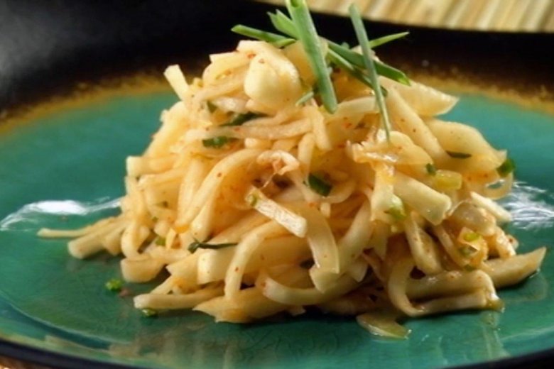 White radish salad (Sangchae)