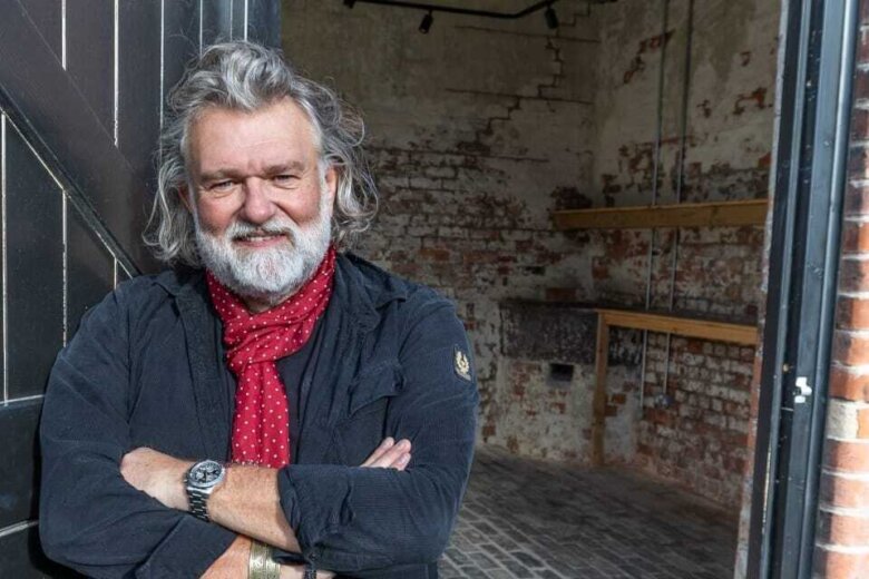 Colour photograph of Si King